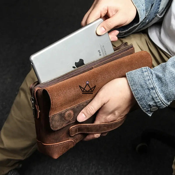 Personalizable leather iPad mini organizer sleeve with hand strap — Voyageur MANUSCRIT – 2/10