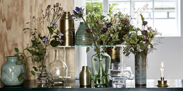 Des Fleurs en Vitrine : Comment Mettre en Valeur vos Bouquets avec des Vases Uniques
