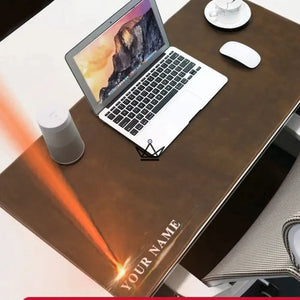 Sous-main en cuir personnalisable sur un bureau