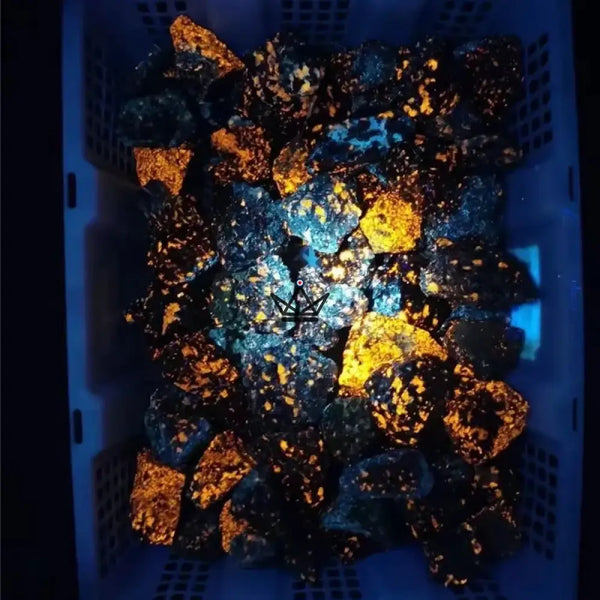 Yooperlite brute fluorescente, pierre qui s'illumine sous UV - LUCIOLE - ["maj-desc","maj-filtre","Objets Scientifiques"] - Objets Scientifiques - Cadeau, Noël, Anniversaire, Original, Fête des pères, fête des mères - Atelier Atypique
