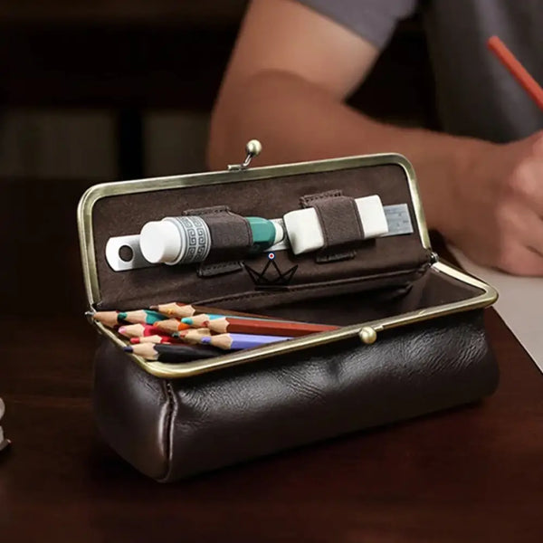 Personalizable Leather Pouch with Vintage Clasp - Traveller SCRIPT