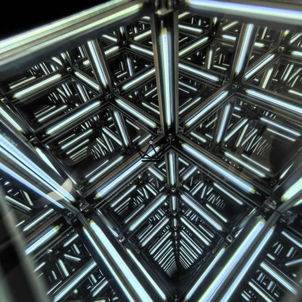 Rechargeable LED hypercube lamp with infinity mirror effect - QUANTA