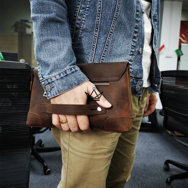 Personalizable leather iPad mini organizer sleeve with hand strap — Voyageur MANUSCRIT – 4/10